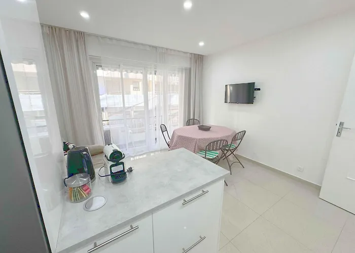 Spacieux Plages Gare Juan Les Pins 앙티브